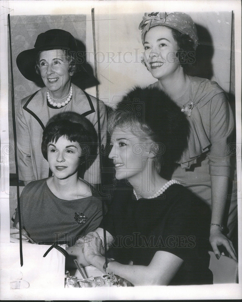 1962 Press Photo Mrs Russell Luckow And Mrs Antone Gregorio Watch Fashion Show - Historic Images