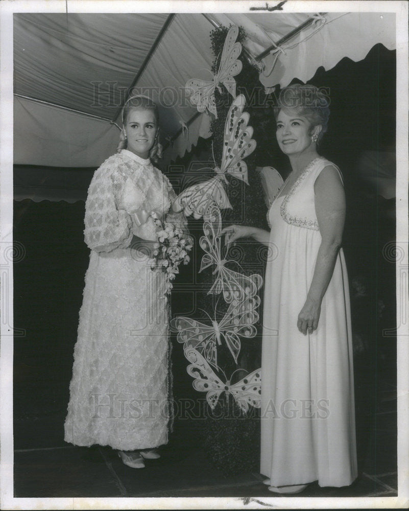 1968 Press Photo Kathy Lyman Mother Mrs Thomas Burke Debut Party Star - Historic Images