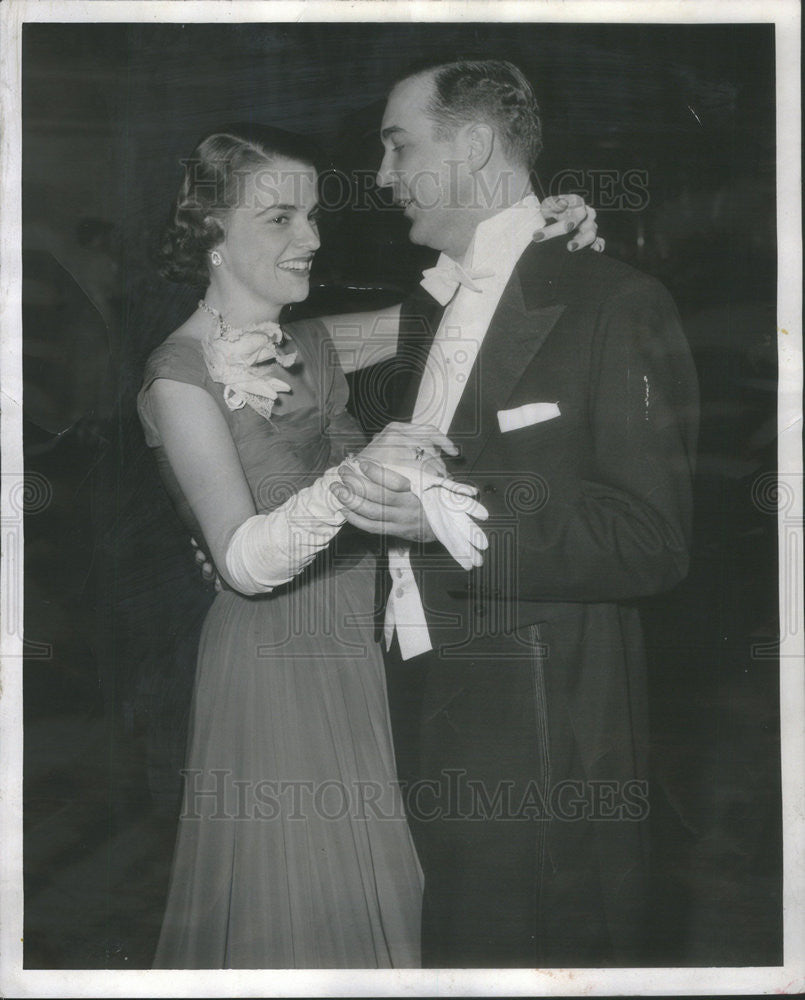 1954 Press Photo Audrey Tafel Edward Kelly Grand Ballroom Conrad Hilton Hotel - Historic Images