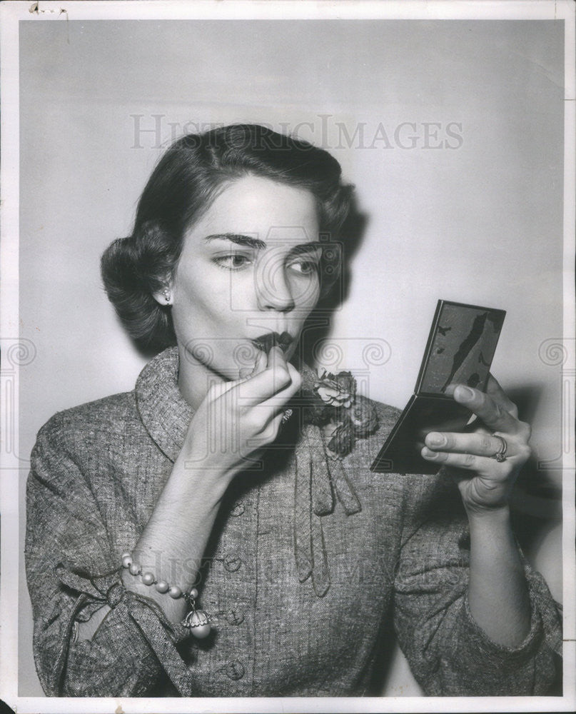 1954 Press Photo Mrs Henry A Pickard Jr. Prepares Lips &quot;Kiss Me, Spring&quot; Benefit - Historic Images