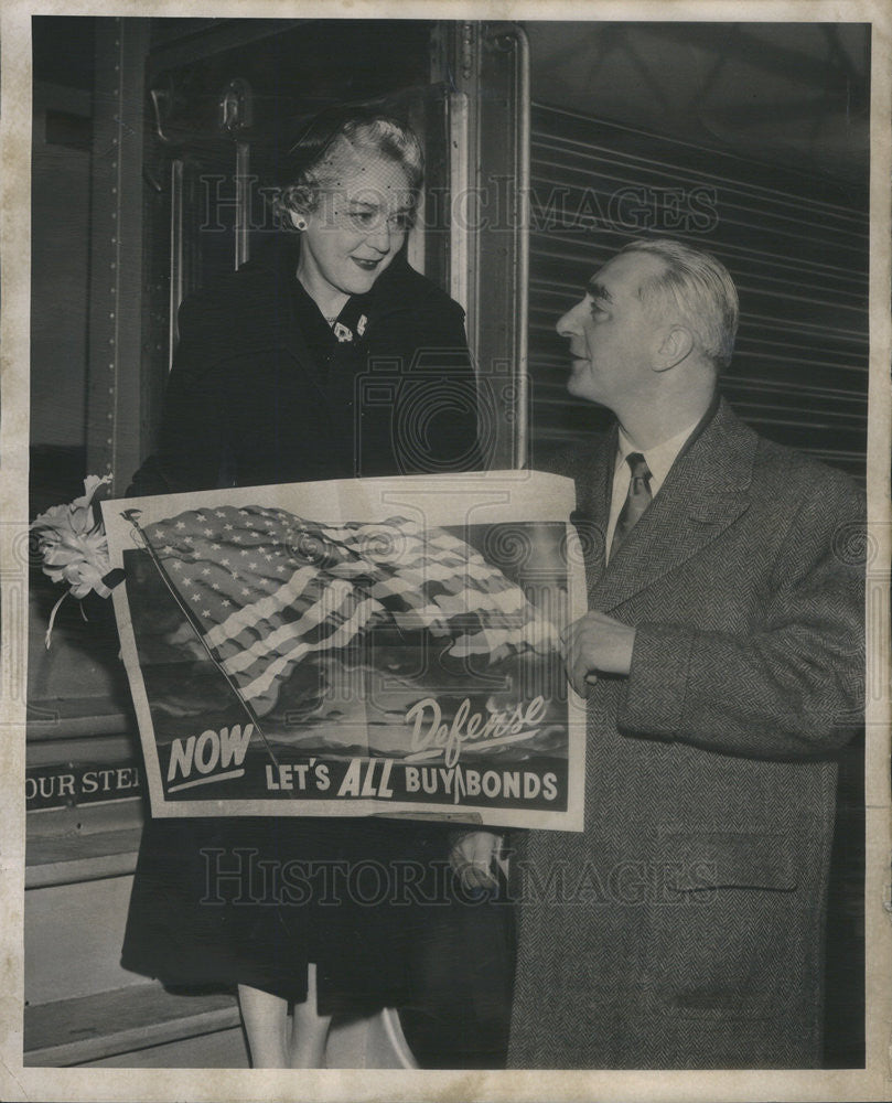 1953 Press Photo Mary Pickford, actress selling War Bonds. - Historic Images