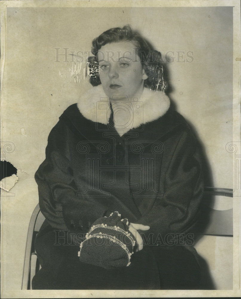 1957 Press Photo Elizabeth Pietrowski, widow of firemen killed in fire. - Historic Images