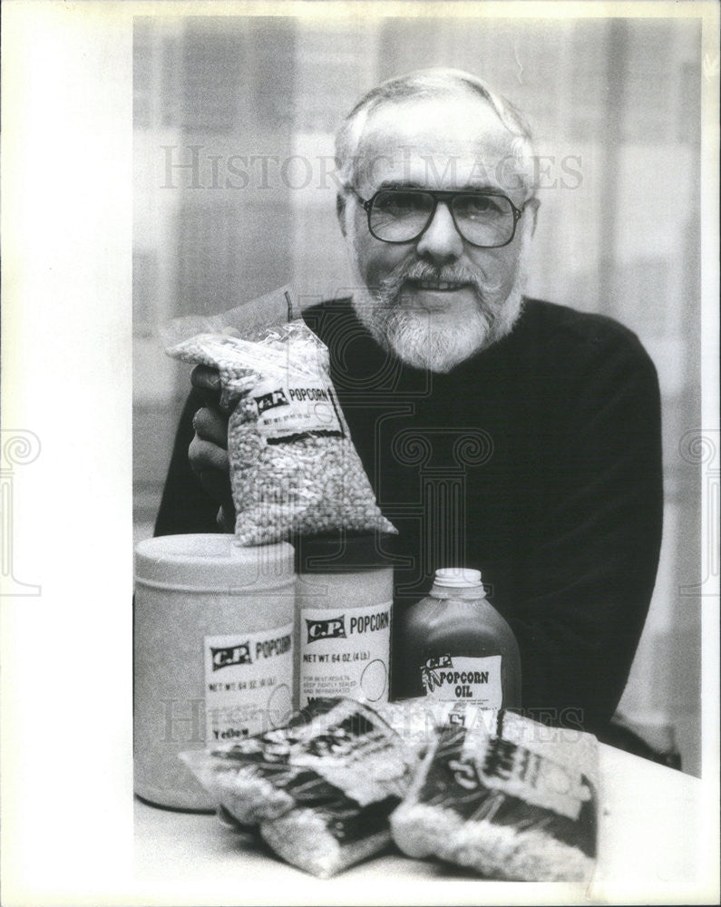 1983 Press Photo Cecil Piggott Owns Popcorn Company C.P. - Historic Images