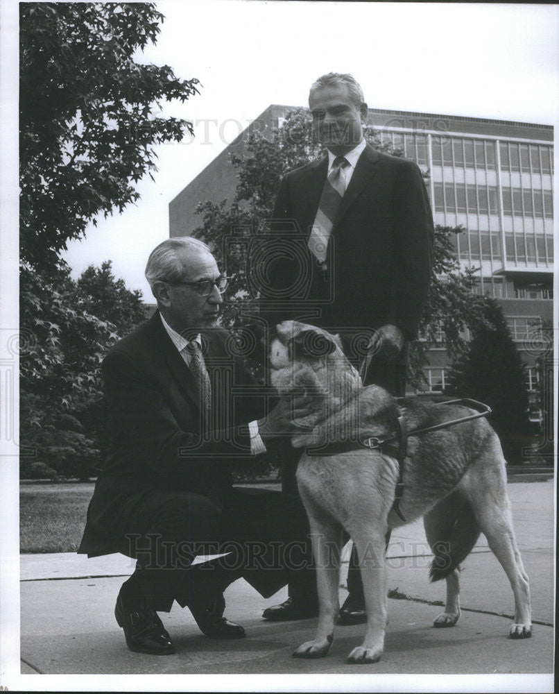 1970 Press Photo Professor Randall Nelson Greta Eye Dog President Delyte Morris - Historic Images