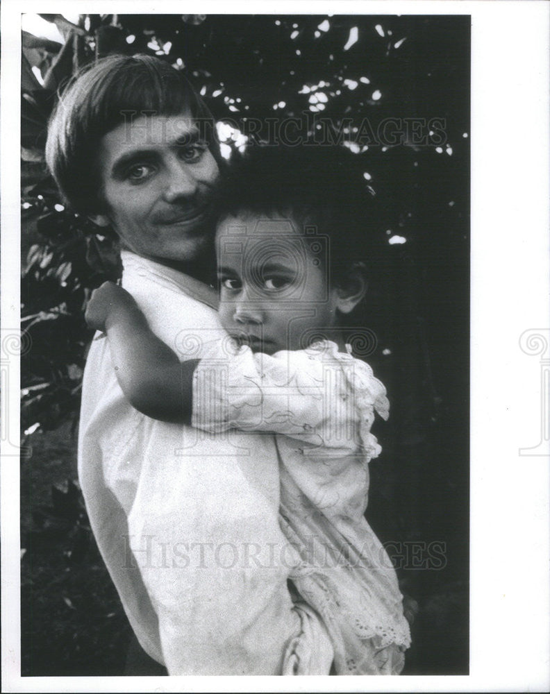 1990 Press Photo Peace Corp Peter Nelson Fiji Child Teacher - Historic Images
