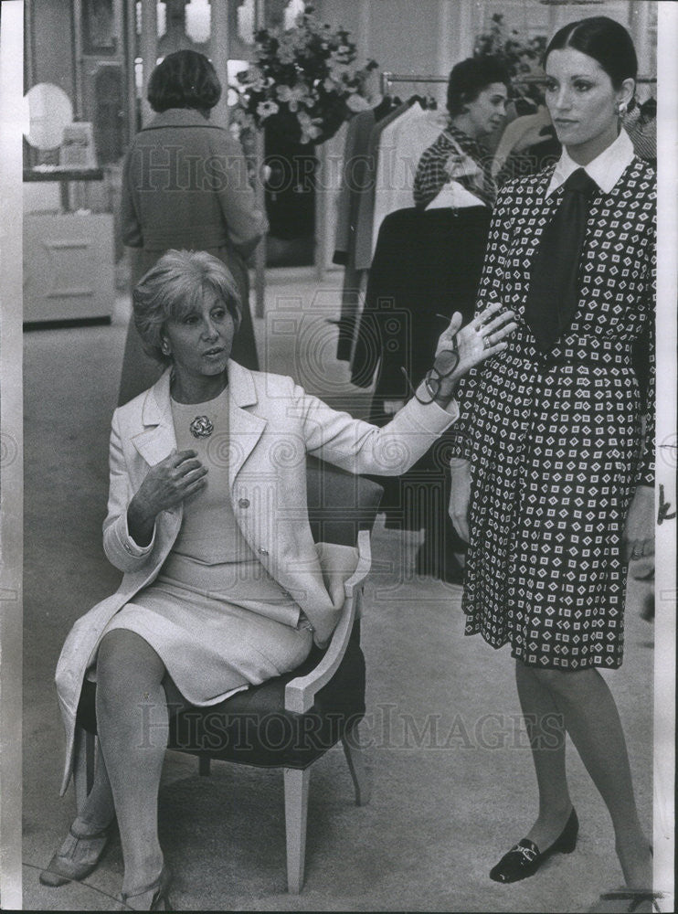 1971 Press Photo Rome Fashion Designer Paule Nelson With Model Explaining Design - Historic Images