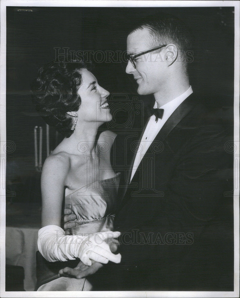 1960 Press Photo Mr. And Mrs. Carner Nixon Dressed In Formal Attire Dancing - Historic Images