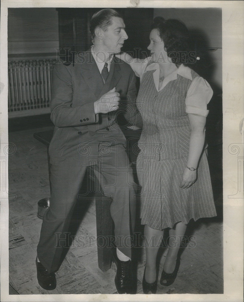 1945 Press Photo Joseph Nischt and wife Florence - Historic Images