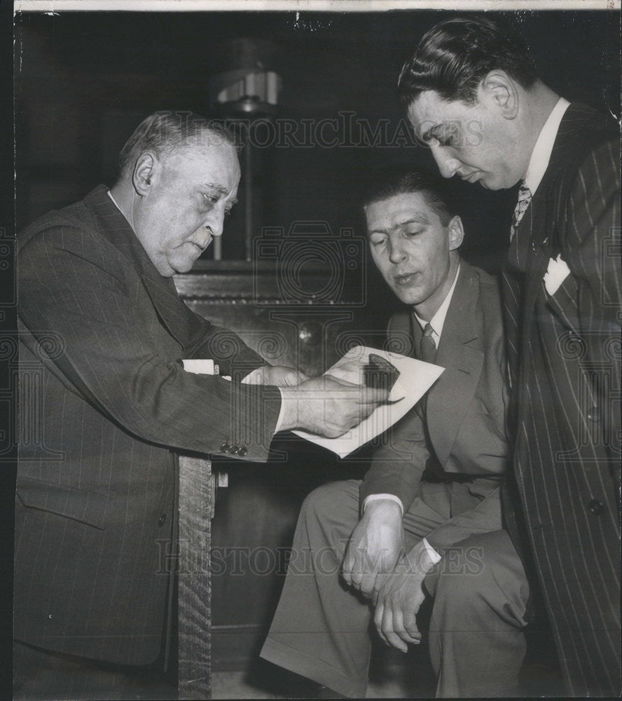 1945 Press Photo Joseph Nisent On Trial For Murder Confers With His Attorneys - Historic Images