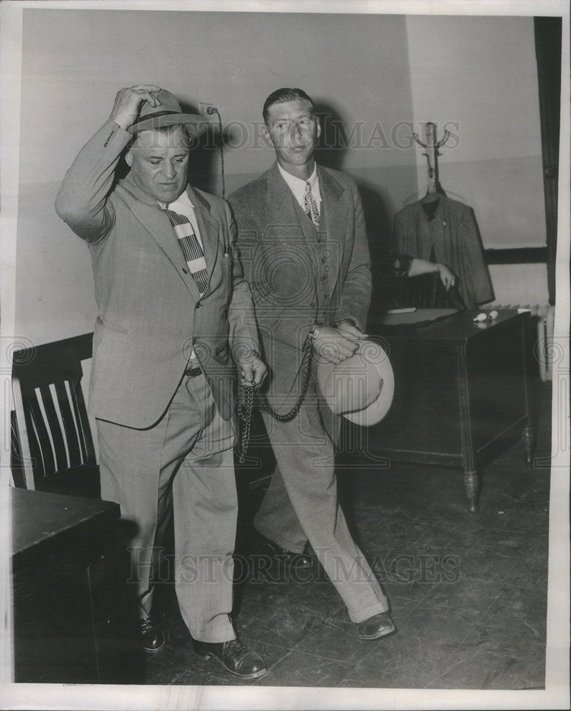 1947 Press Photo Bernard Henke With Convicted Killer Joseph Nischt - Historic Images