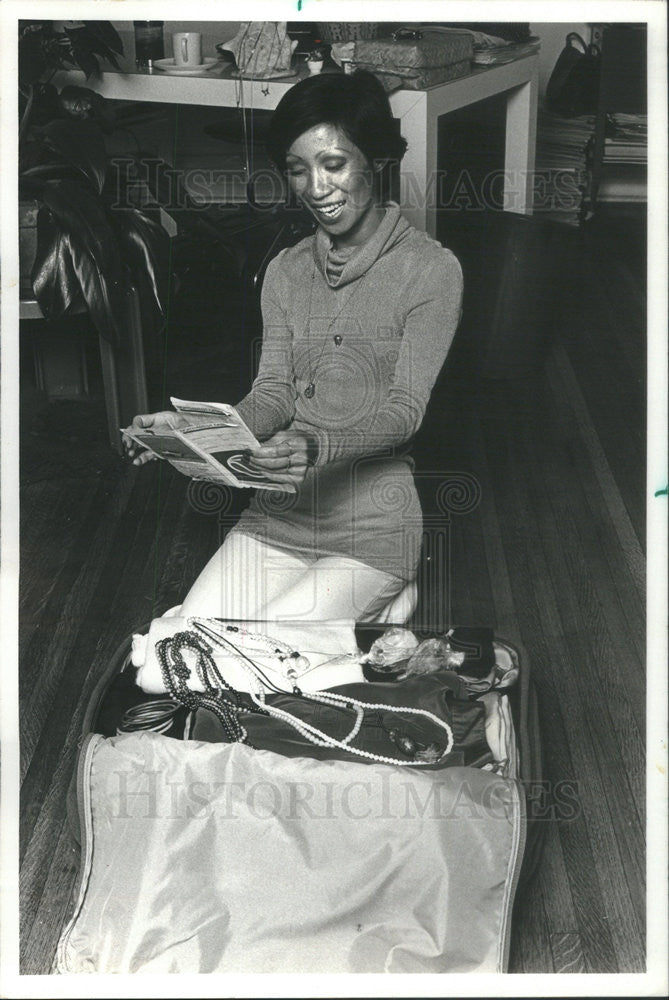 1977 Press Photo Chicago Fashion Designer Noriko packs for 3-week trip - Historic Images