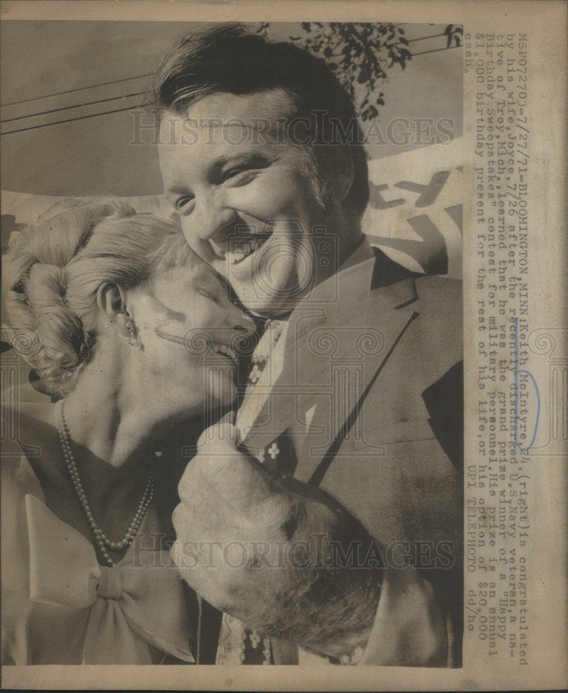 1971 Press Photo Keith McIntyre is congratulated by his wife Joyce - Historic Images