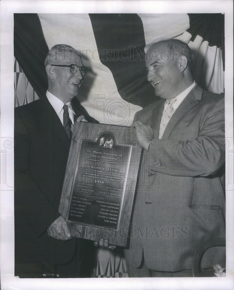 1958 Press Photo Richard J. Lyons, state revenue director, receives plaque - Historic Images