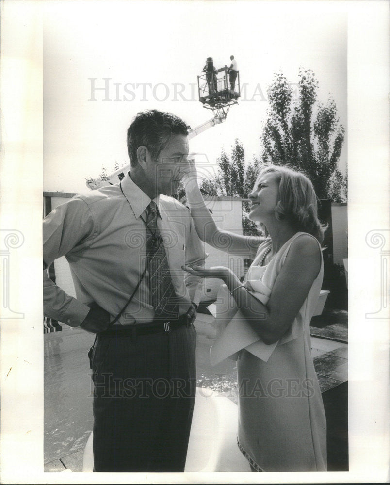 1971 Press Photo Jack Mabley and production assistant Kathy Kimotek - Historic Images