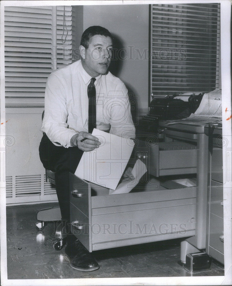 1960 Press Photo Columnist Jack Mabley - Historic Images