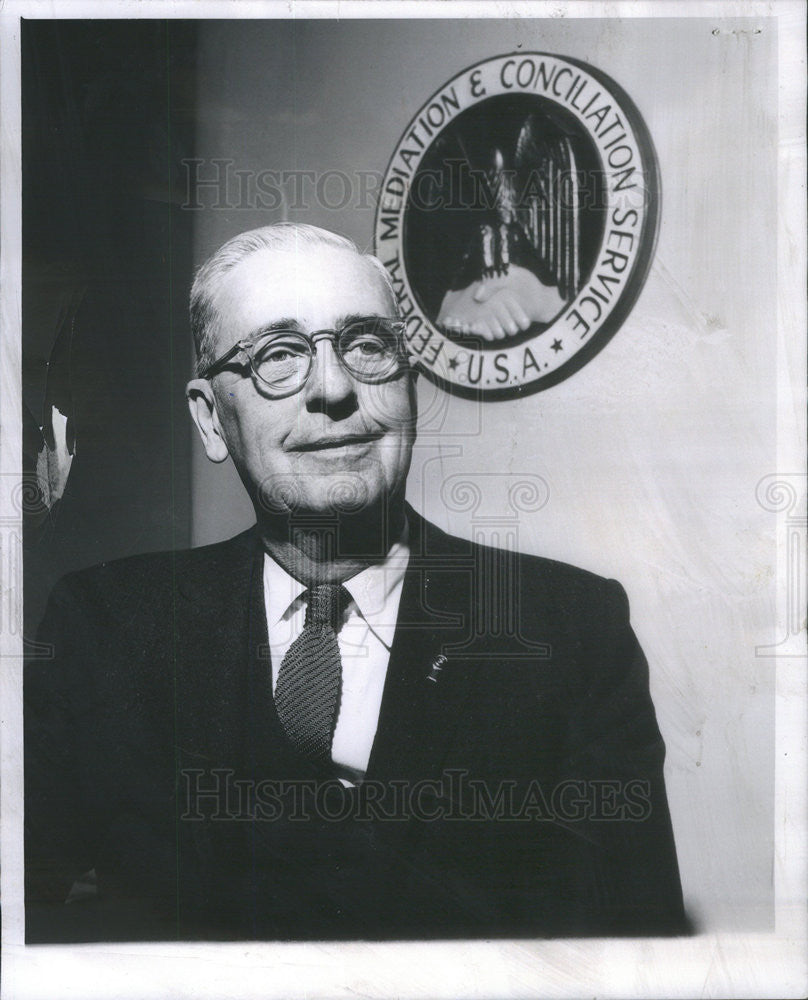 1960 Press Photo William G. Murray of the Federal Coneilliatiion service. - Historic Images