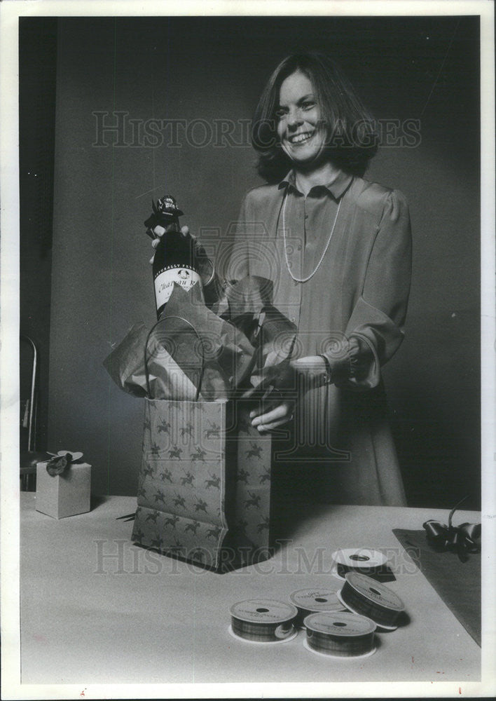 1981 Press Photo Bonnie Murrie, professional designer of packaging &amp; products - Historic Images