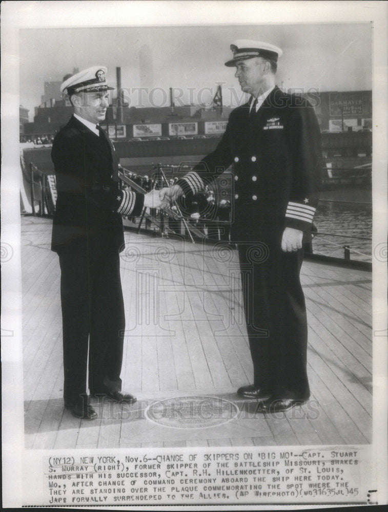 1945 Press Photo Capt Stuart Murray w/ successor Capt RH Hillenkotter - Historic Images