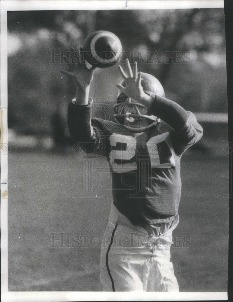 1976 Press Photo Tina Muscare reaches for pass during warm up - Historic Images