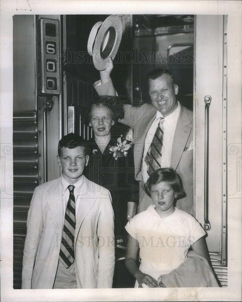1951 Press Photo Gov. Theodore Roosevelt McKeldin &amp; Family Grand Central Station - Historic Images