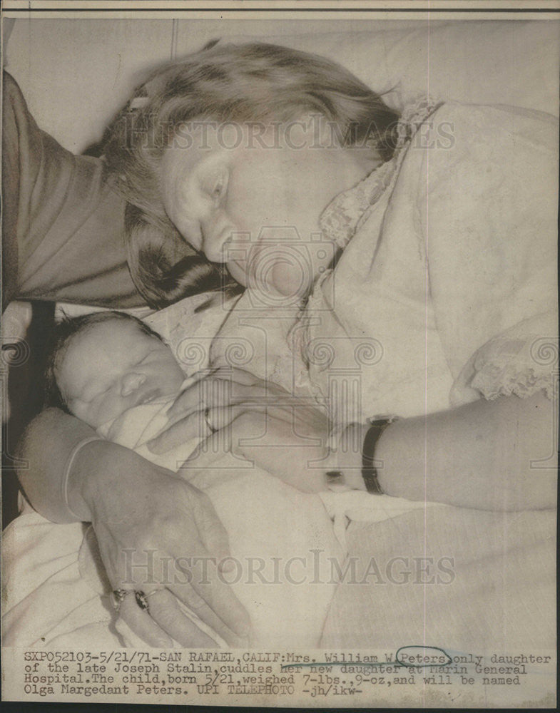 1971 Press Photo Mrs. William W. Peters With Newborn, Olga Margedant Peters - Historic Images