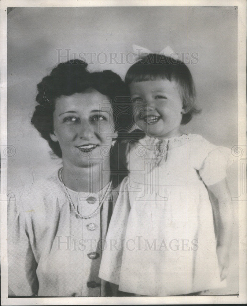 1947 Press Photo Mrs. Ruth Petersen Daughter Pamela - Historic Images