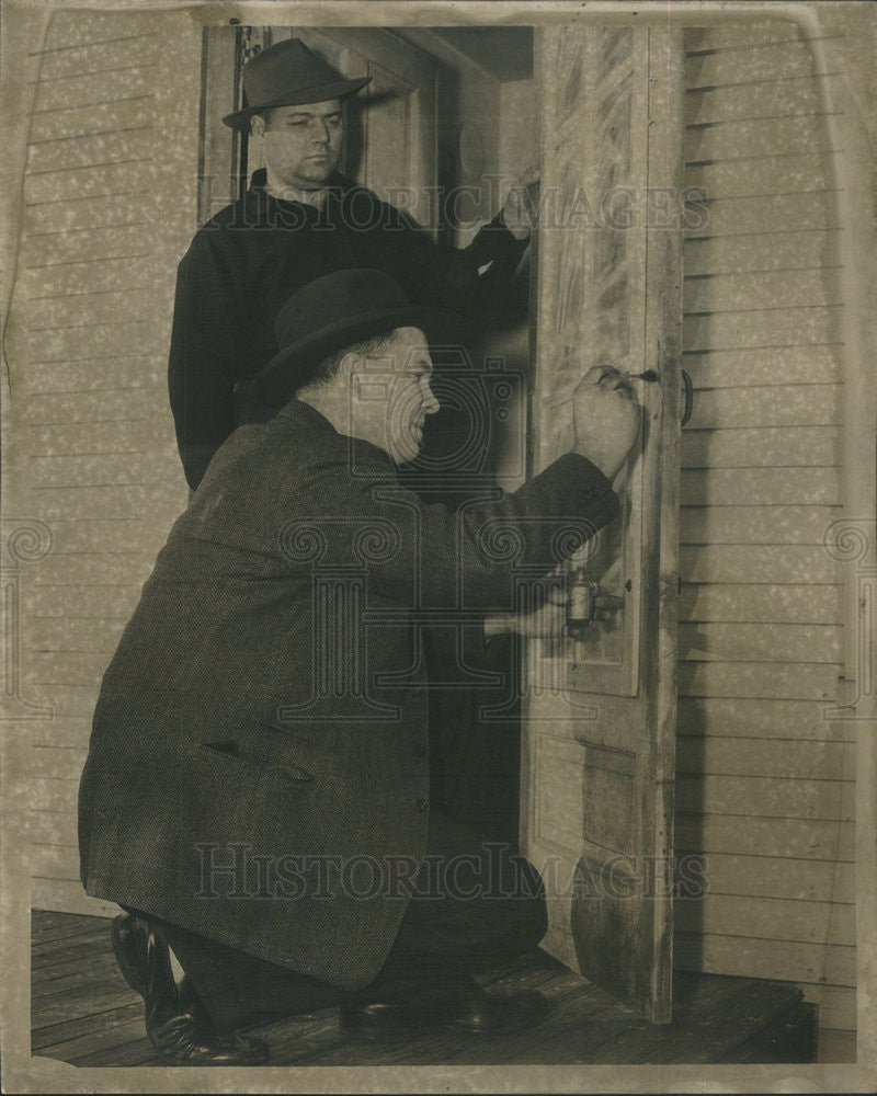 1947 Press Photo Petersen Murder Fingerprint Tech Detectives - Historic Images