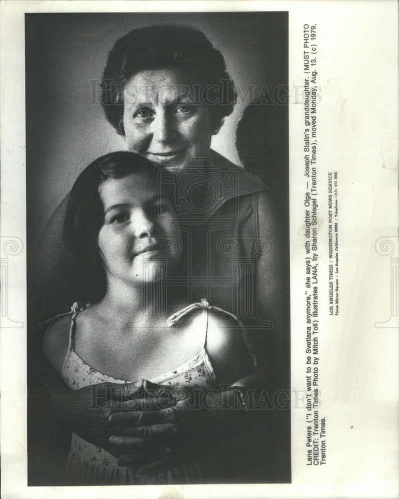 1979 Press Photo Lana Peters Daughter Olga Joseph Stalin Granddaughter - Historic Images