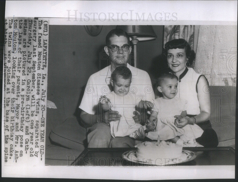 1954 Press Photo Mouyon siamese Twins Carolyn Catherine Parents Mayor Ashton - Historic Images