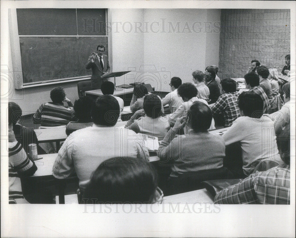 1977 Press Photo Donald Rumsfeld Nowthwestern Univ. teaching - Historic Images