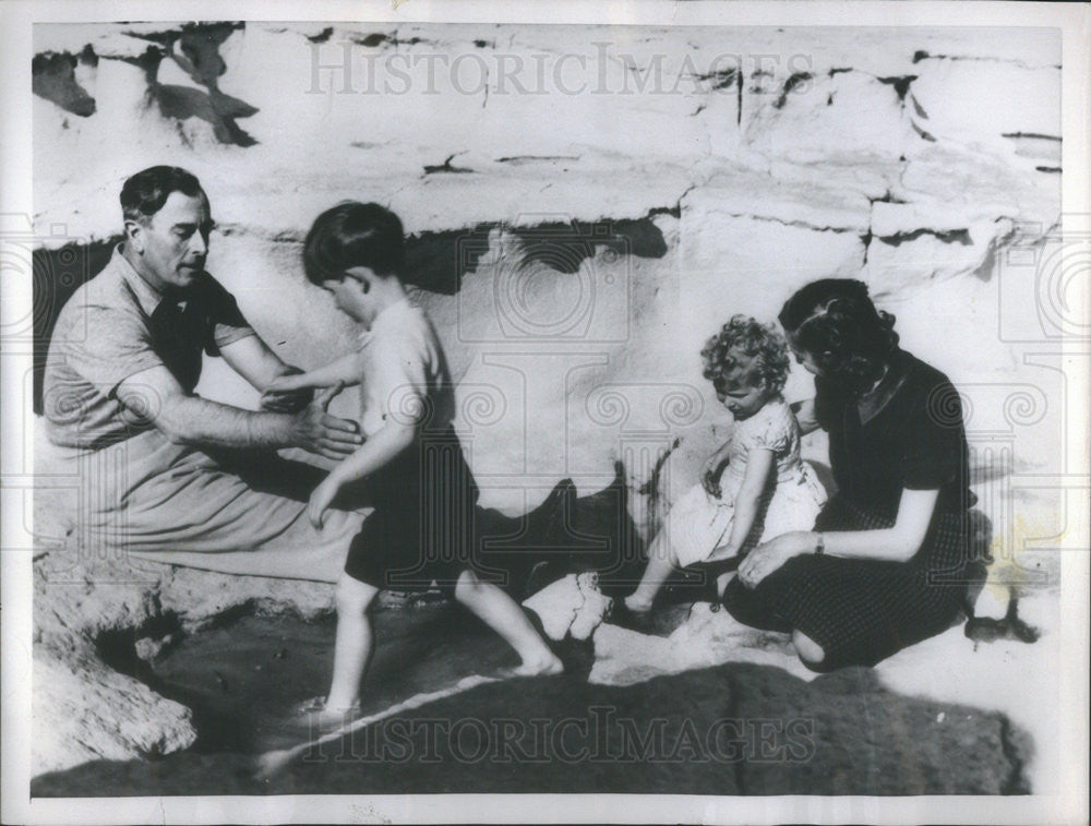 1954 Press Photo Prince Charles and Princess Anne Wade In Peter&#39;s Pool - Historic Images