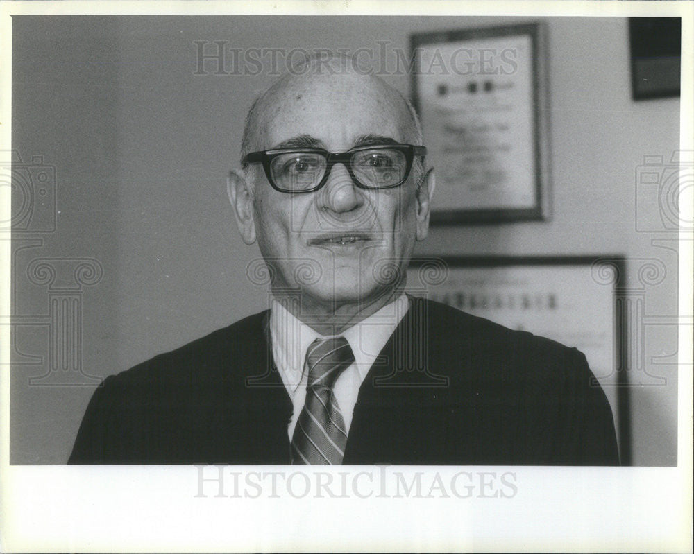 1985 Press Photo Judge Richard Samuels - Historic Images