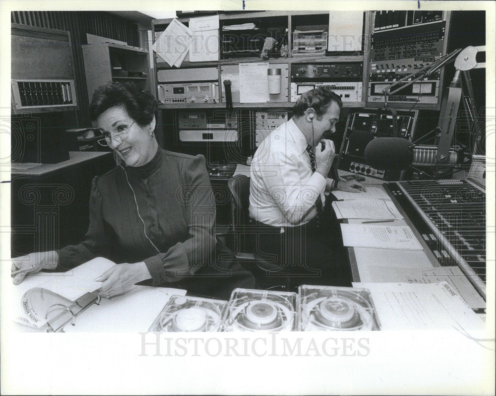 1984 Press Photo Bob And Betty Sanders Radio Show Hosts Chicago Studio - Historic Images