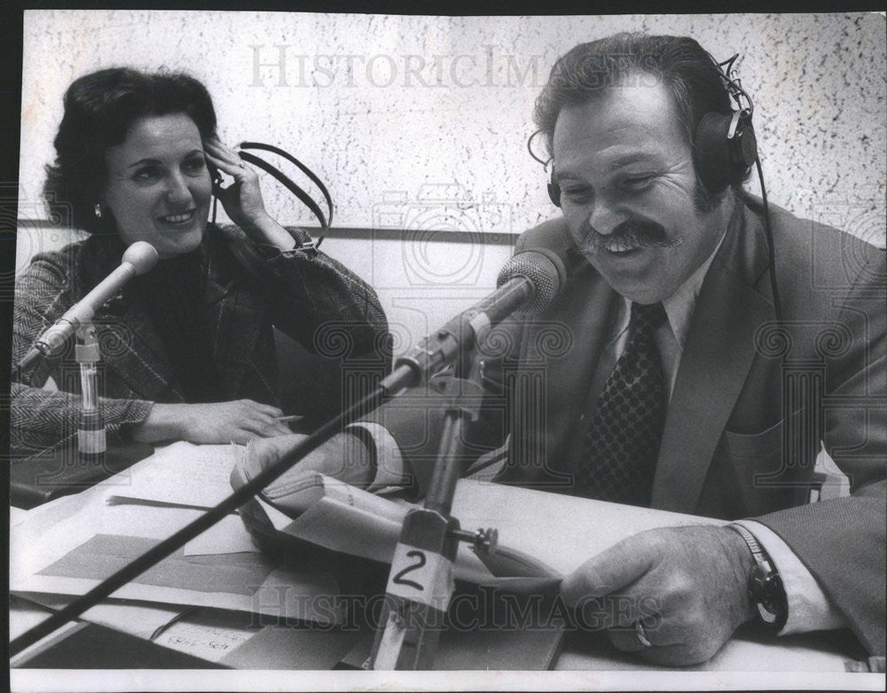 1975 Press Photo Bob And Betty Sanders Radio Show Hosts On Air Chicago Studio - Historic Images
