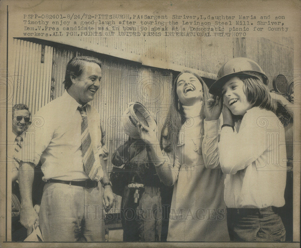 1972 Press Photo Sargent Shriver with Childen Maria &amp; Timothy at Levinson Mill - Historic Images