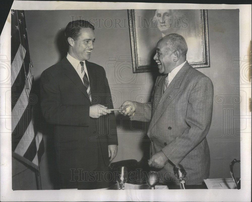 1955 Press Photo Robert Sargent Shiver Jr Pres of the Board of Education &amp; Gavel - Historic Images