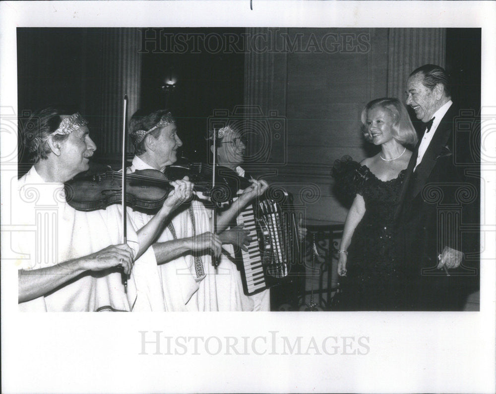 1989 Press Photo Musicians entertain Barbara Samuels pres Womans board - Historic Images