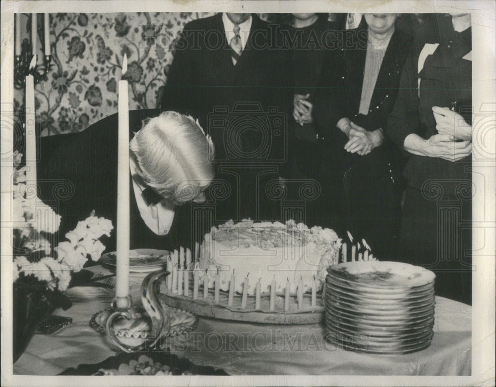 1948 Press Photo of poet Carl Sandburg blowing out bday candles at his 70th - Historic Images