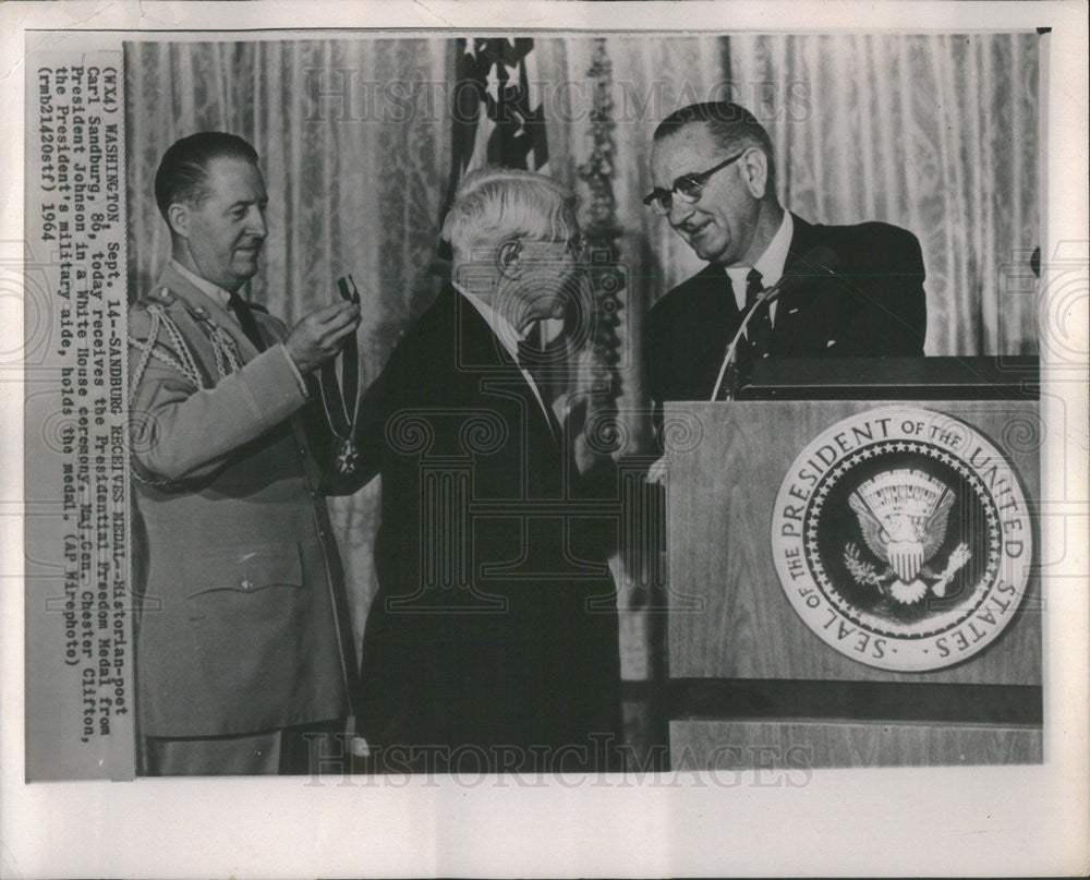 1964 Press Photo Historian-Poet Carl Sandburg Receives Medal from Pres Johnson - Historic Images