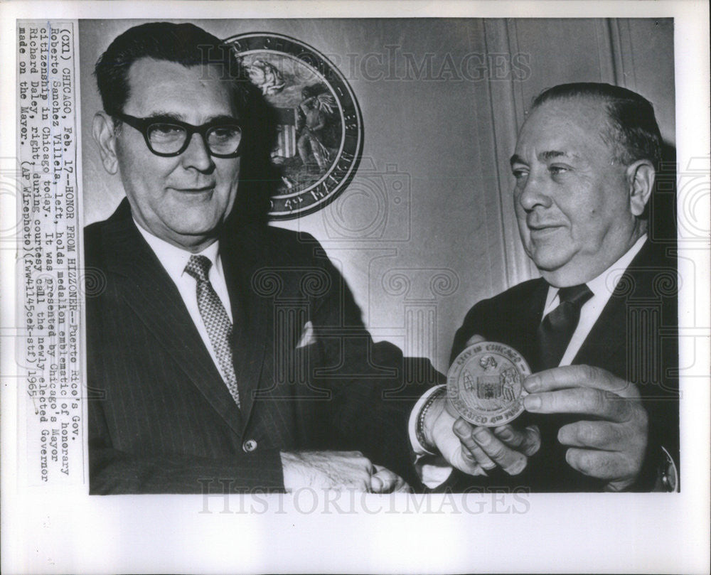 1965 Press Photo Gov Roberto Sanchez of Puerto Rico w/ Mayor Daley - Historic Images