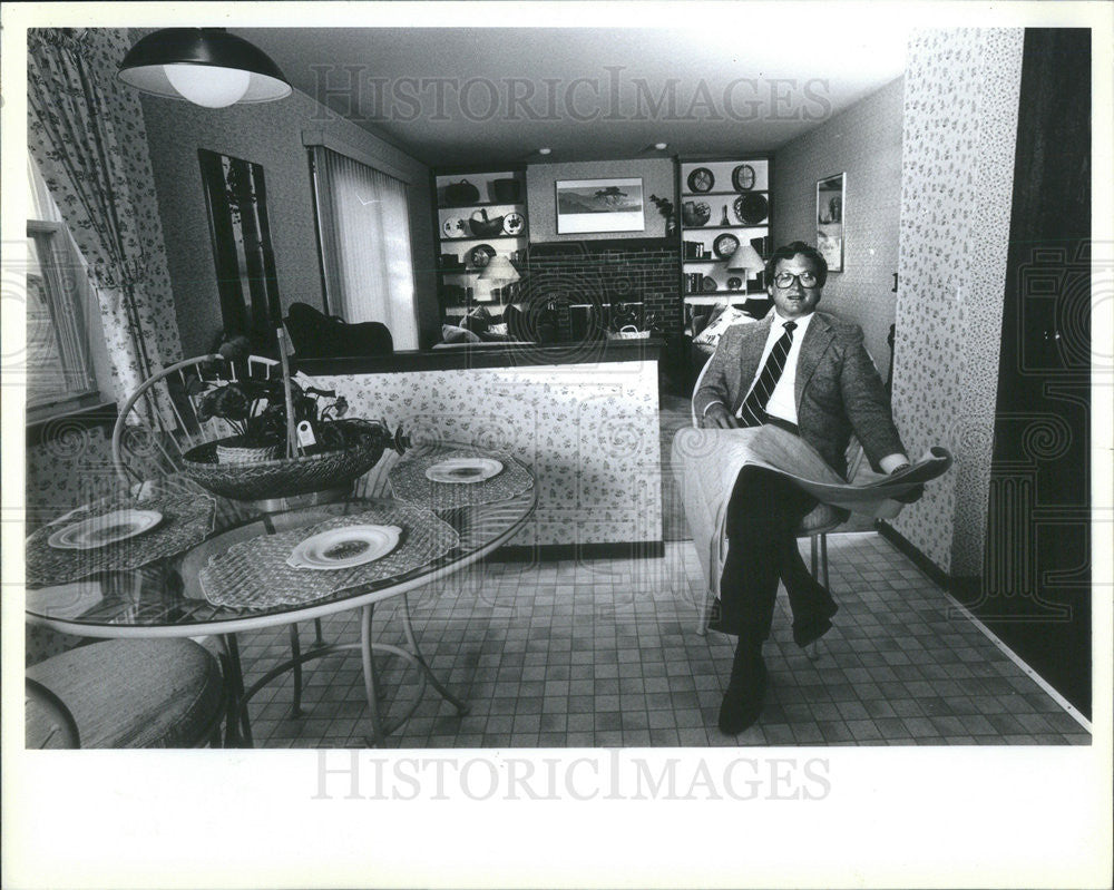 1983 Press Photo Maurice Sanderman of Sundance Homes in a Mosel Home - Historic Images