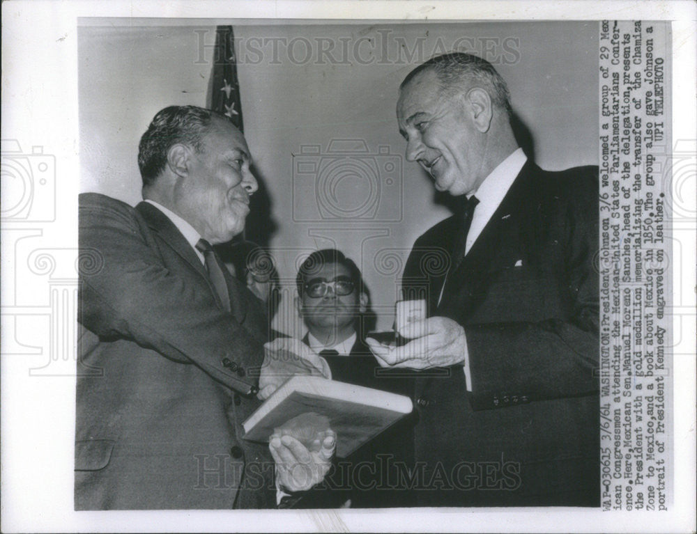 1963 Press Photo Mexican Congressman Sanchez &amp; President L Johnson - Historic Images