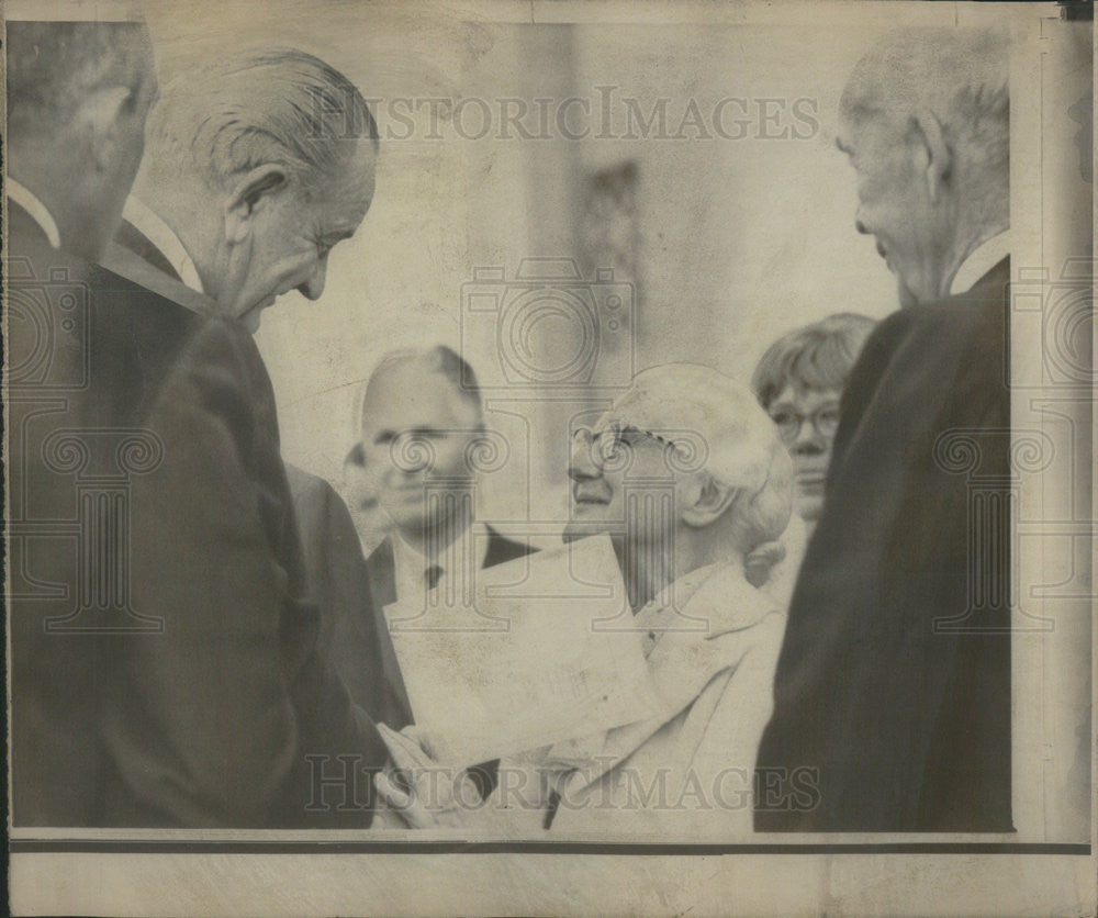 1967 Press Photo Pres. Johnson greets Mrs. Carl Sandburg at memorial services - Historic Images