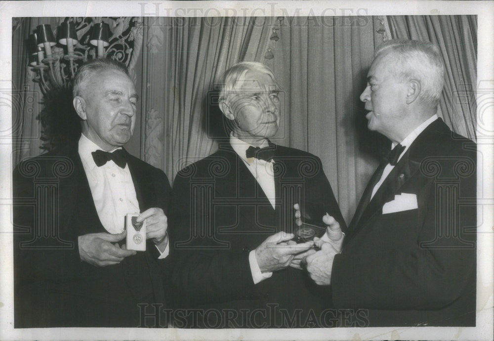 1953 Press Photo Robert Hillyer presents Carl Sandburg with Gold Medal - Historic Images