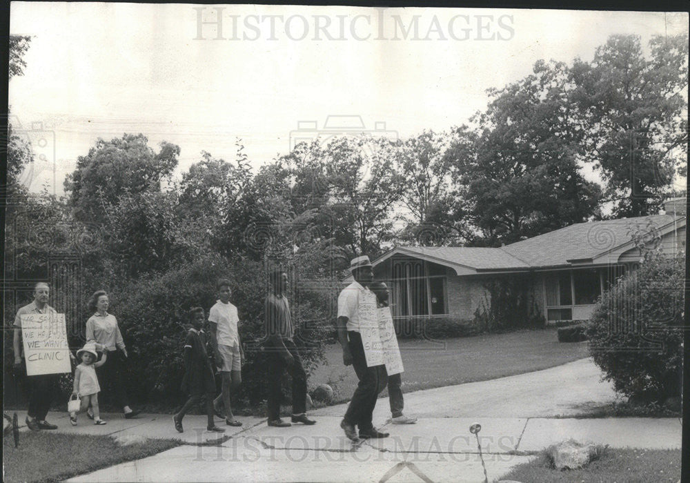 1965 Press Photo home picketing of Robert Samuels - Historic Images