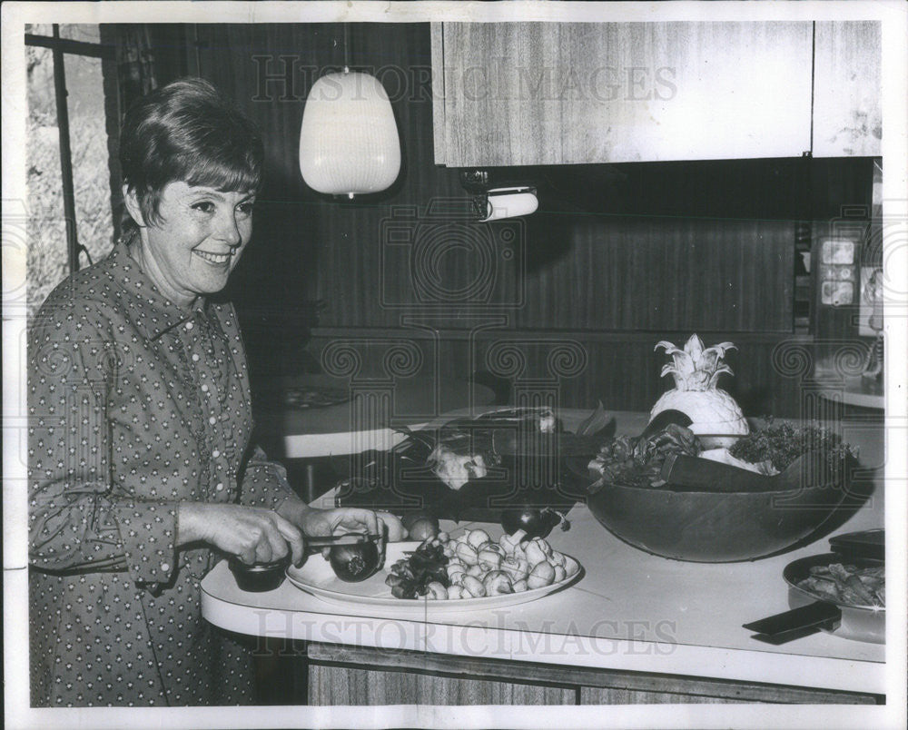 1968 Press Photo Mrs. Robert Samuels, co-chairman of Chicago Women&#39;s Corporate - Historic Images