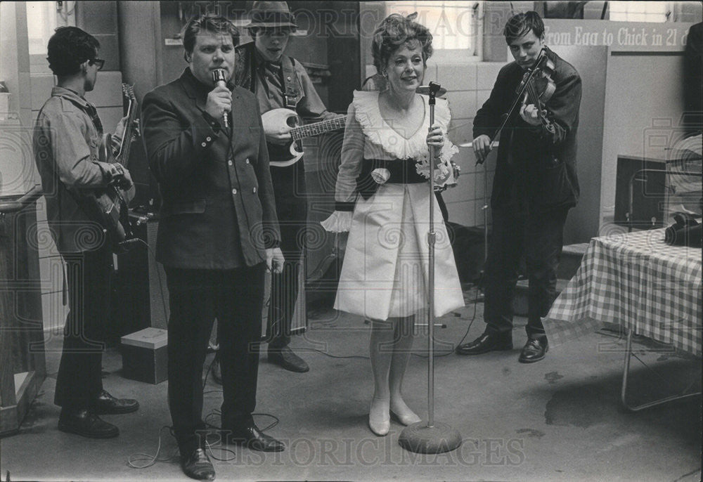 1968 Press Photo Mrs. Robert Samuels wears  Dress Shirtweet with Felly - Historic Images