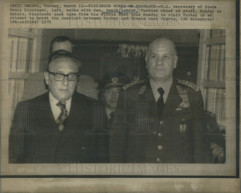 1975 Press Photo US Secretary of State Henry Kissinger Walks With Gen. Semith - Historic Images