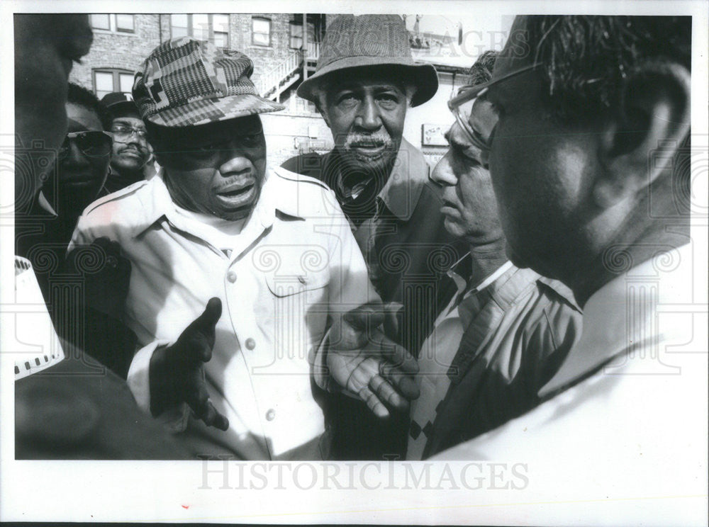 1992 Press Photo Rev. Albert Sampson Talks With  Charles DiNaso, Jr., Contractor - Historic Images