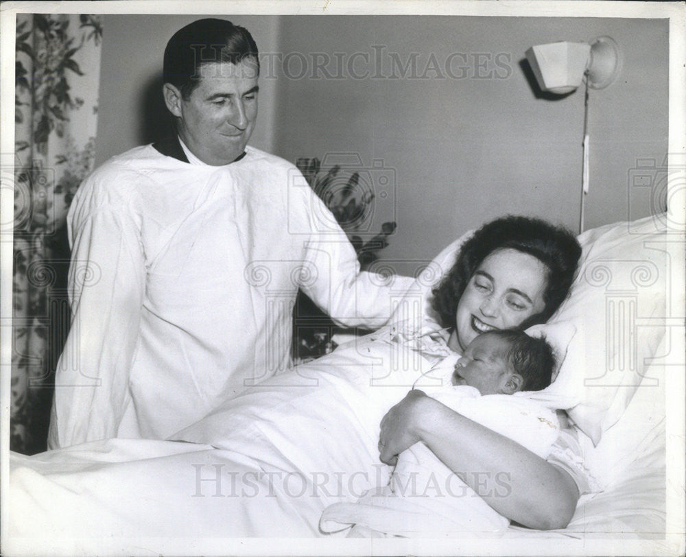 1941 Press Photo Alderman Murphy &amp; Wife with Their New Baby Boy - Historic Images